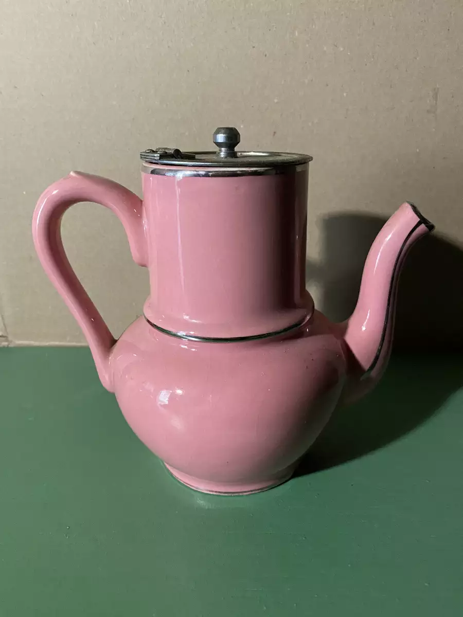 Cafetière en faience rose