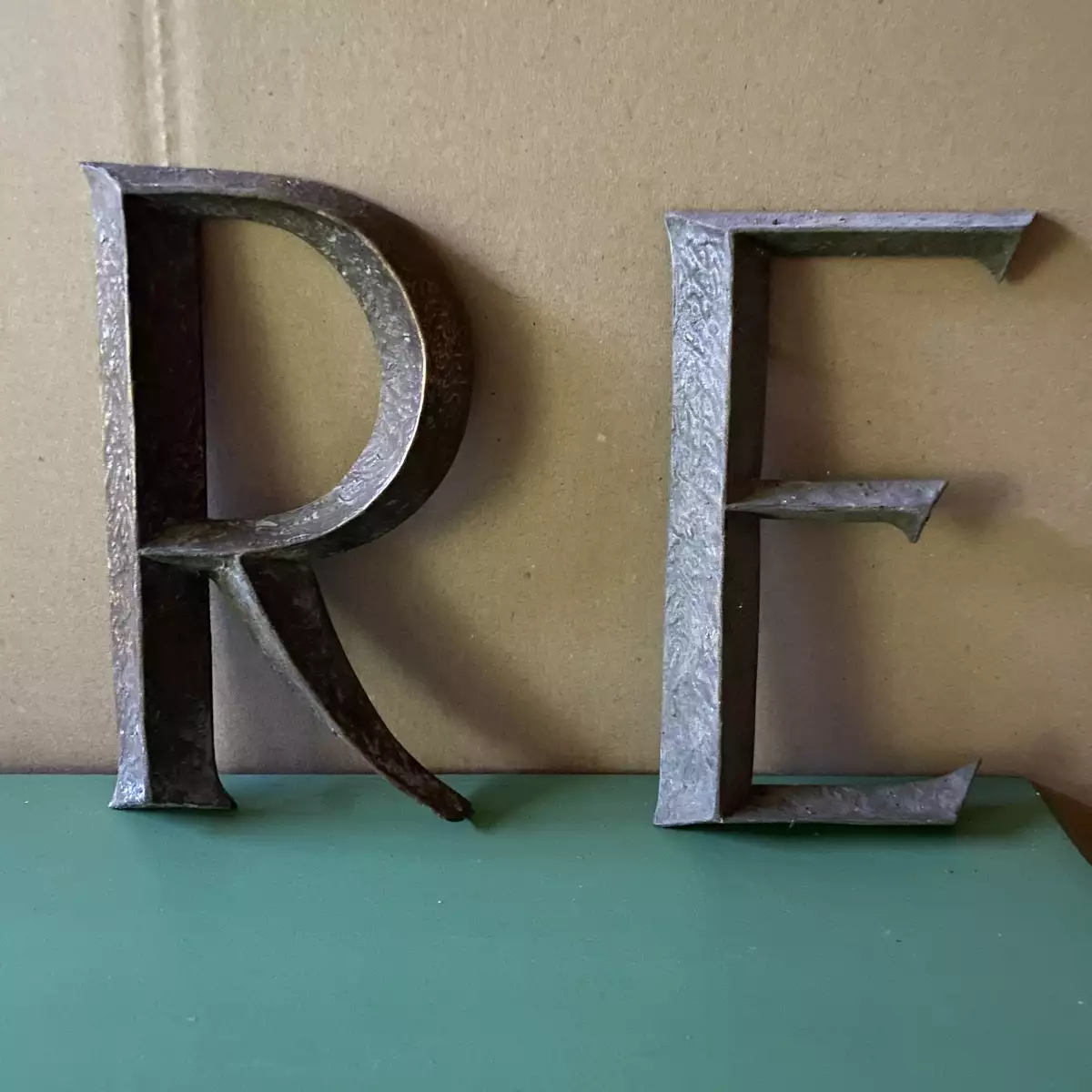 Lettres E  et R en bronze