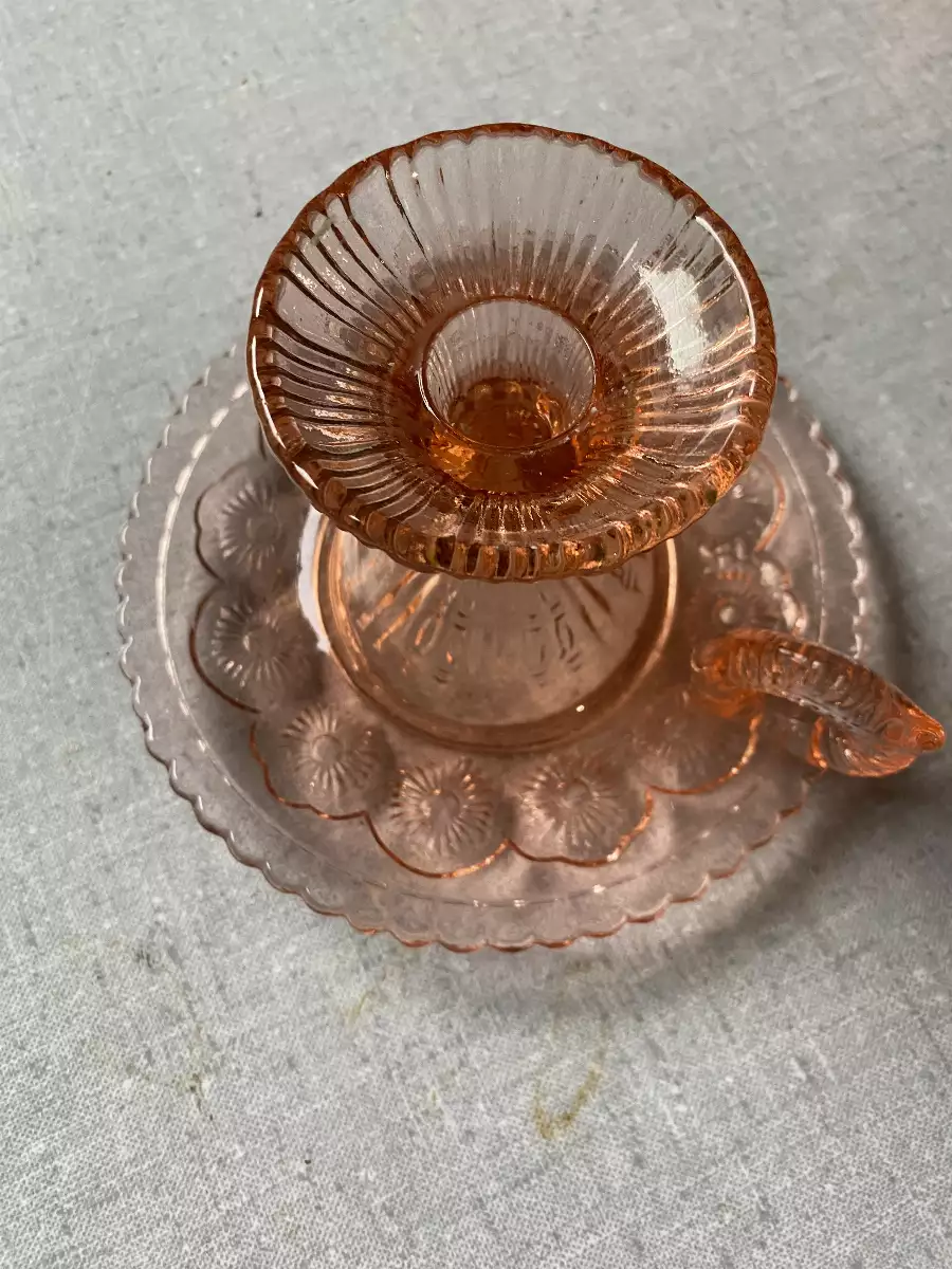 Bougeoir en verre rose