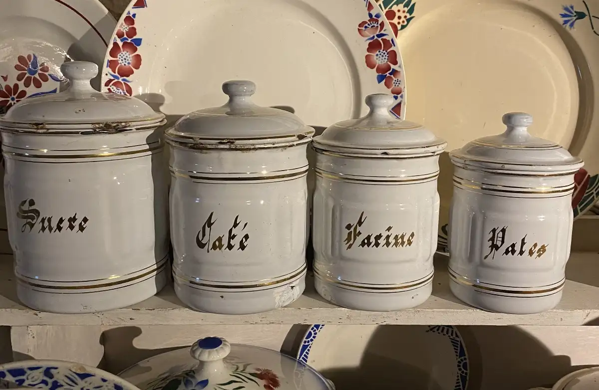 Série de 4 pots à épices en tôle émaillée.