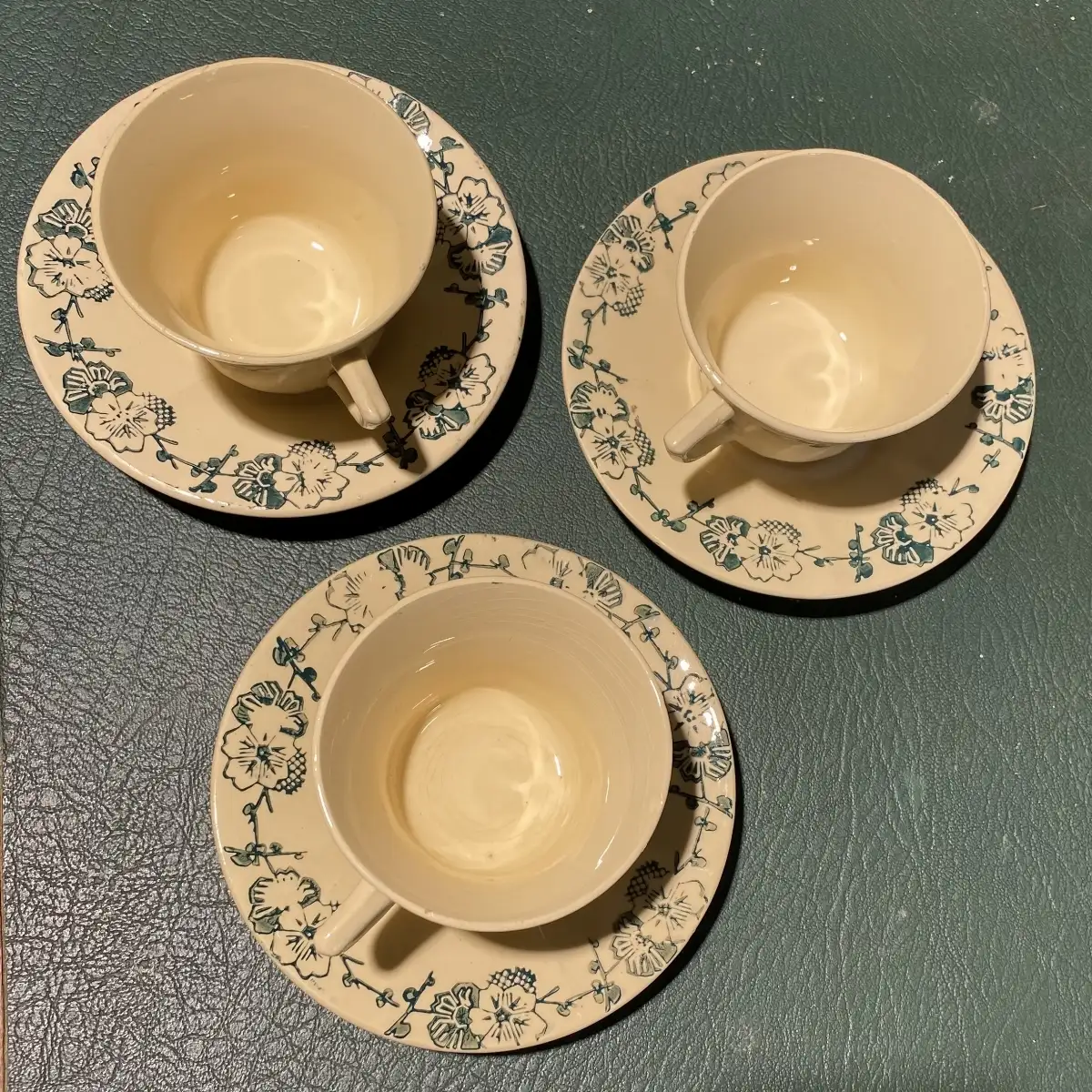 Lot de 3tasses et leurs soucoupes