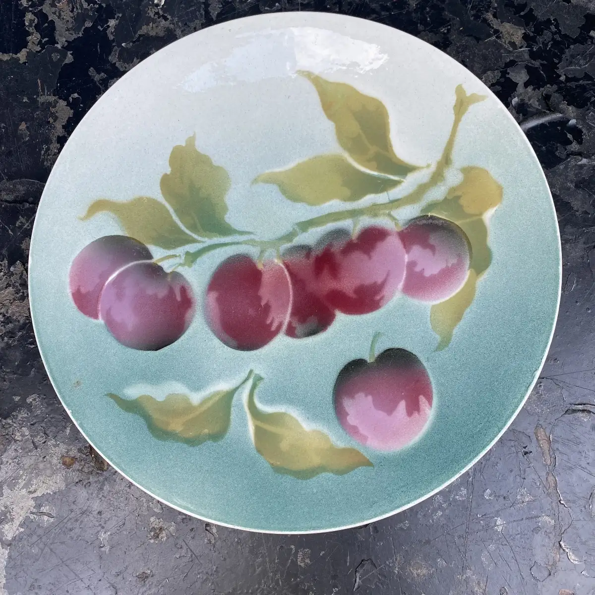 Assiette décor prunes